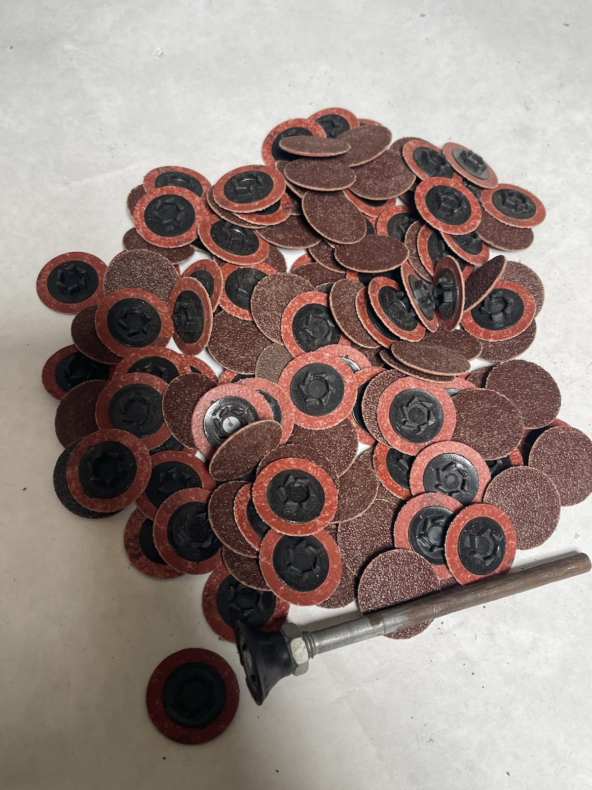Assorted 1” Round Sanding Abrasive Paper Discs Quick-Change Sandpaper (26JL57)