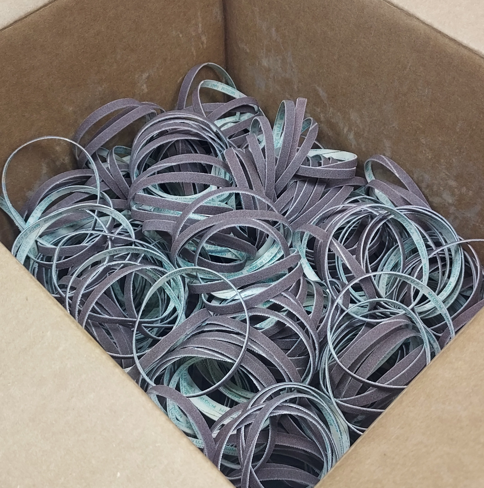 Case of 500 USA Spiral No-Lap Band 09-0007-00 2-3/4″ x 1/4″ Medium Grit