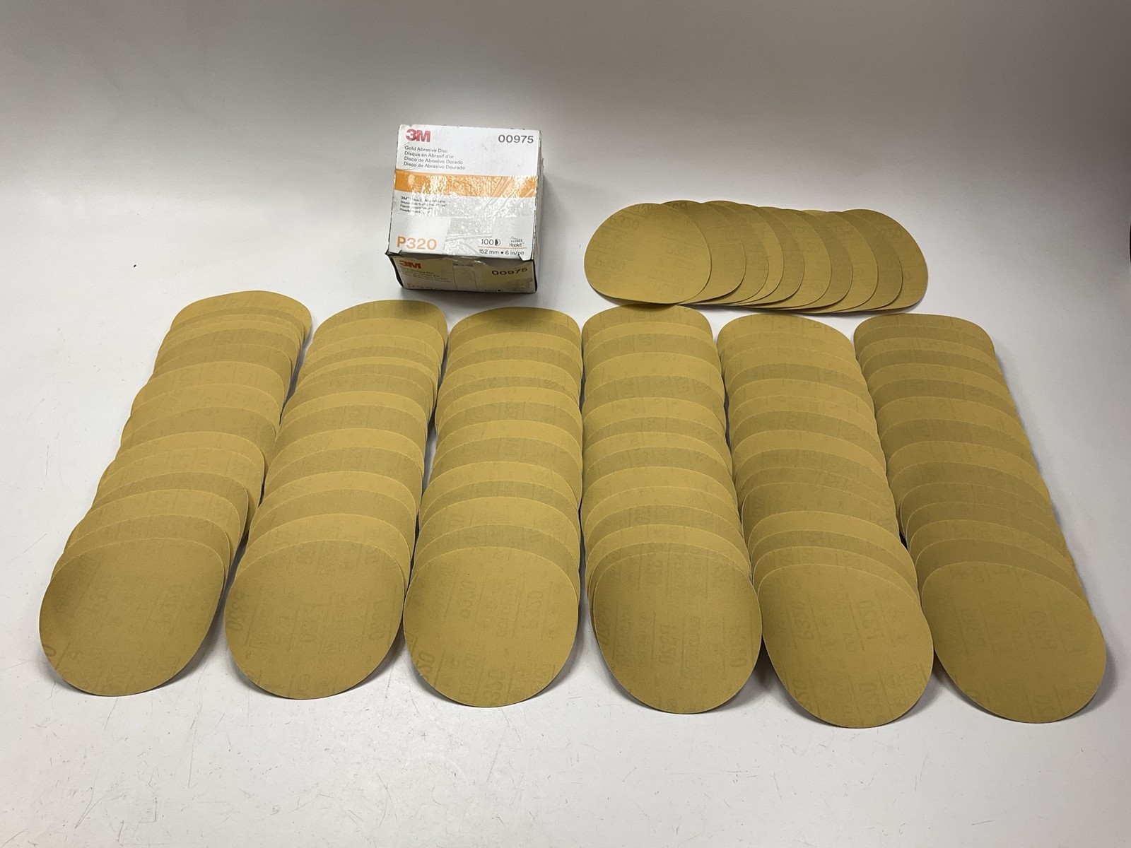 3M 00975 Gold Sanding Disc Hookit 216U 6 Inch P320A Grit (100 Discs/Box)