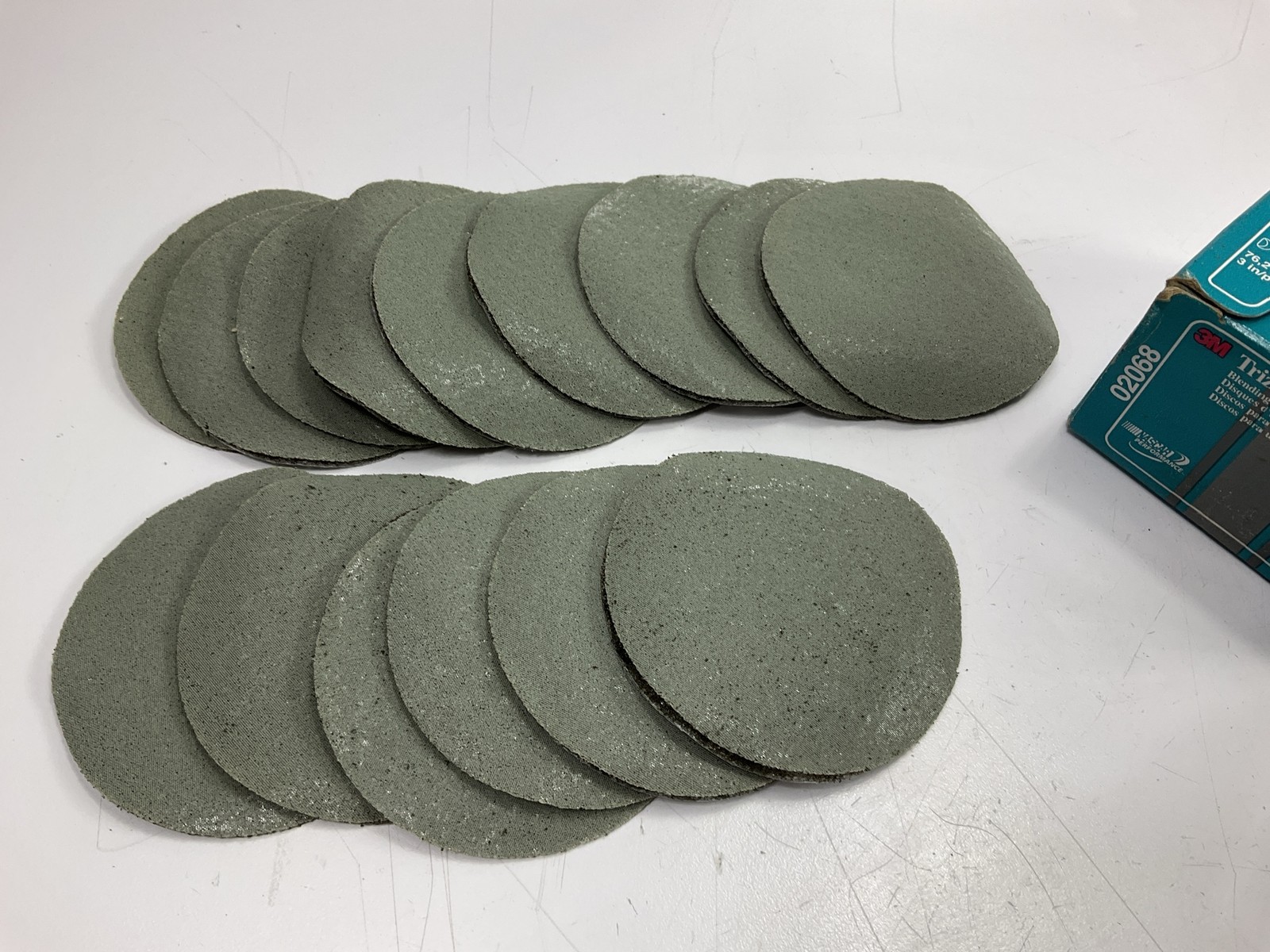 3M 02068 Trizact Hookit II 3″ P1000 Grit Non-Vacuum Blending PSA Disc, 15 Pcs