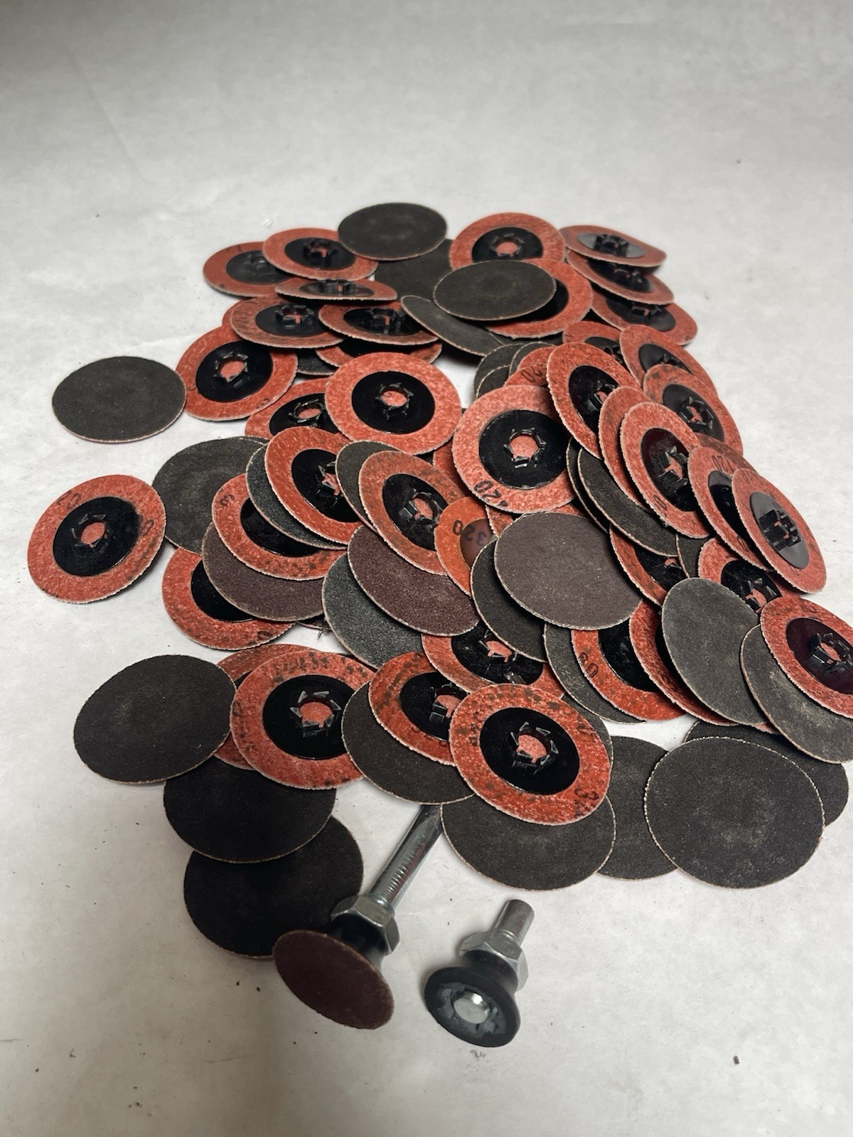 Assorted 1.5” Round Sanding Abrasive Paper Discs Quick-Change Sandpaper (26JL54)