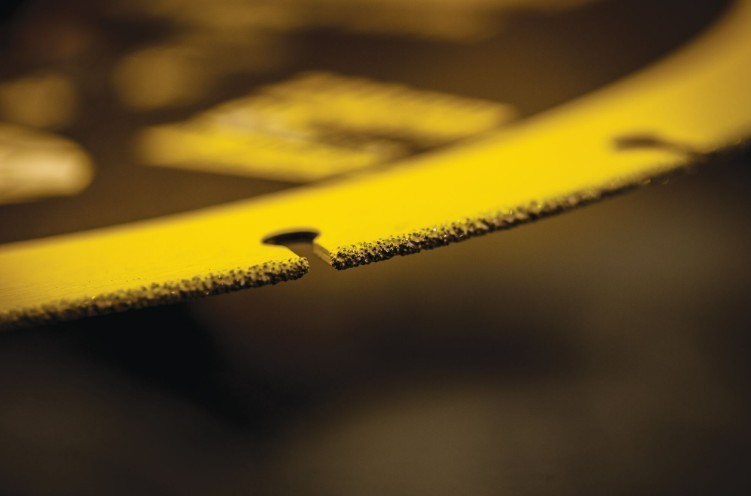 DEWALT EXTREME 7 in. Metal Diamond Cutoff DW8570