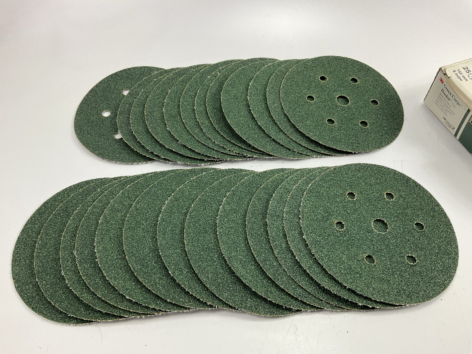3M 00615 Green Corps Hookit 6″ Sanding Discs, Dust Free, 40E Grit, 25 Discs