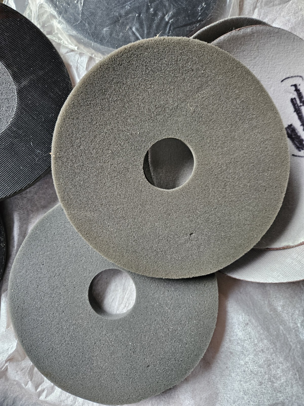 Huge Lot of 9″ Hook & Loop Drywall Sanding Back Up Pad 03292 + Discs And PWRPAD