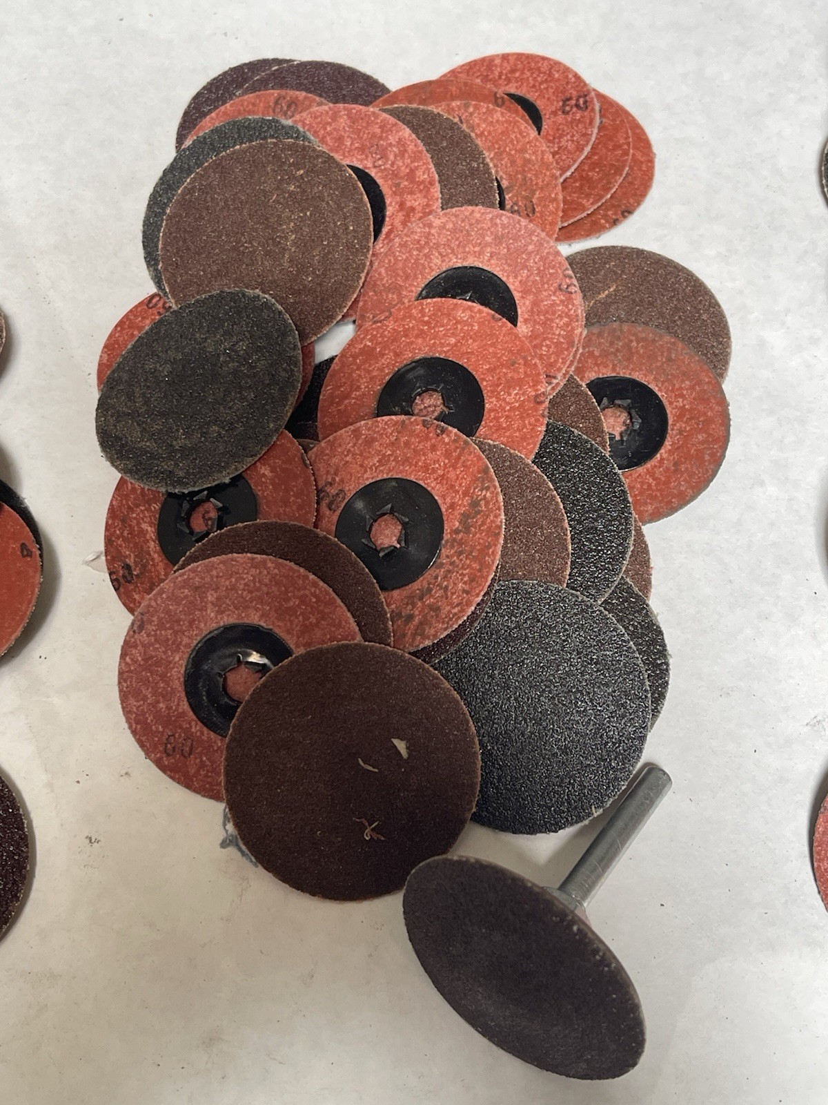 Assorted 2in Round Sanding Abrasive Paper Discs Quick-Change Sandpaper (26JL50)