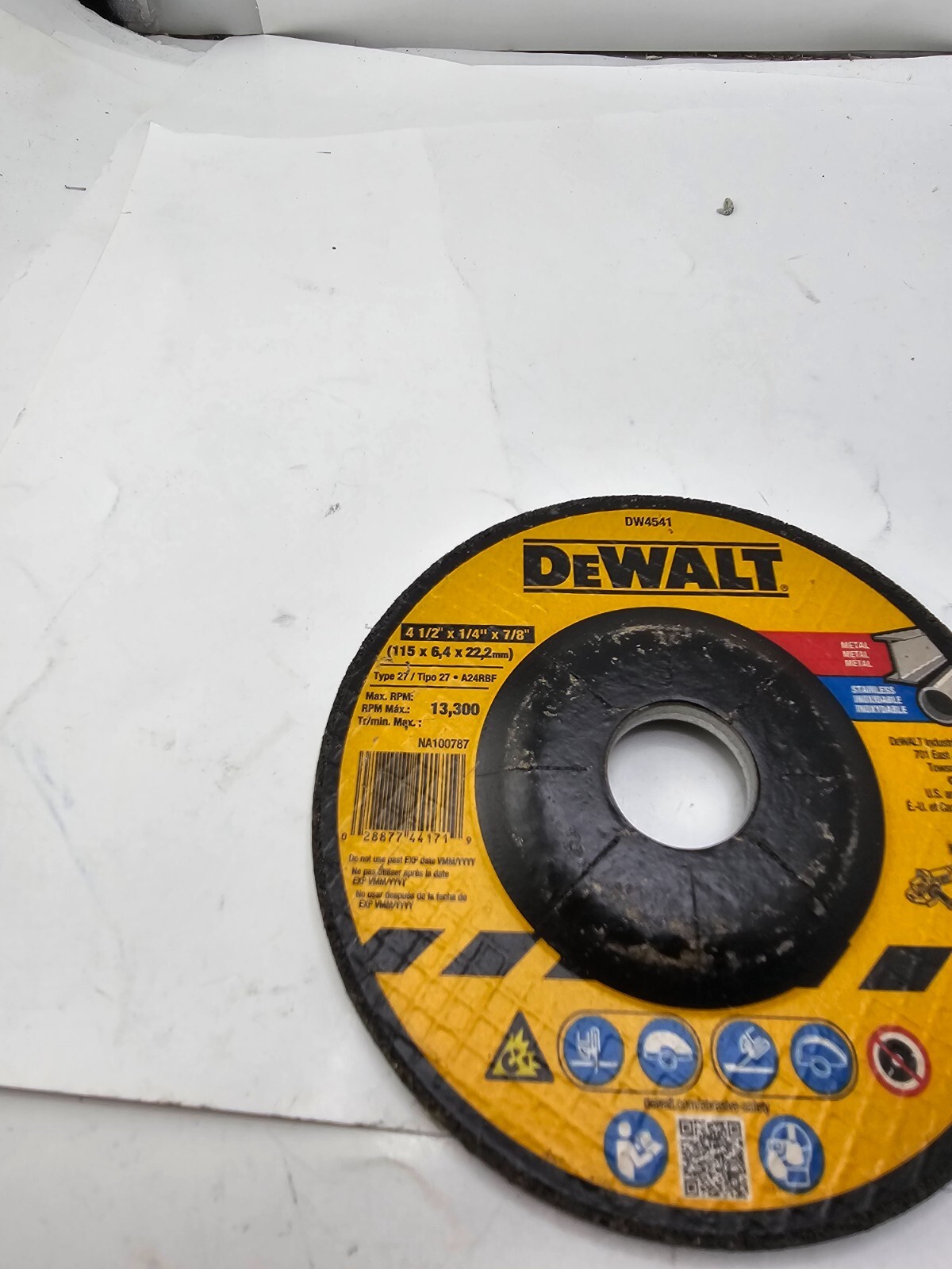 DeWALT Grinding Whee 4-1/2″ Dia, 1/4″ Thick, 7/8″ Arbor 24 Grit DW4541