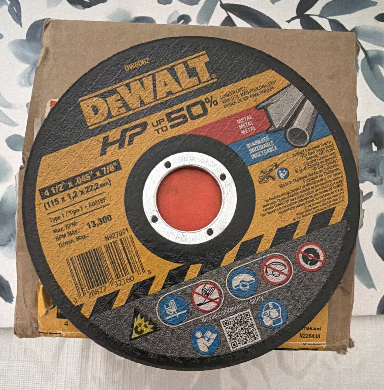 25 pack DEWALT DW8062 Z Metal/Stainless Cut-Off Wheels 4-1/2in x .045 x 7/8 25