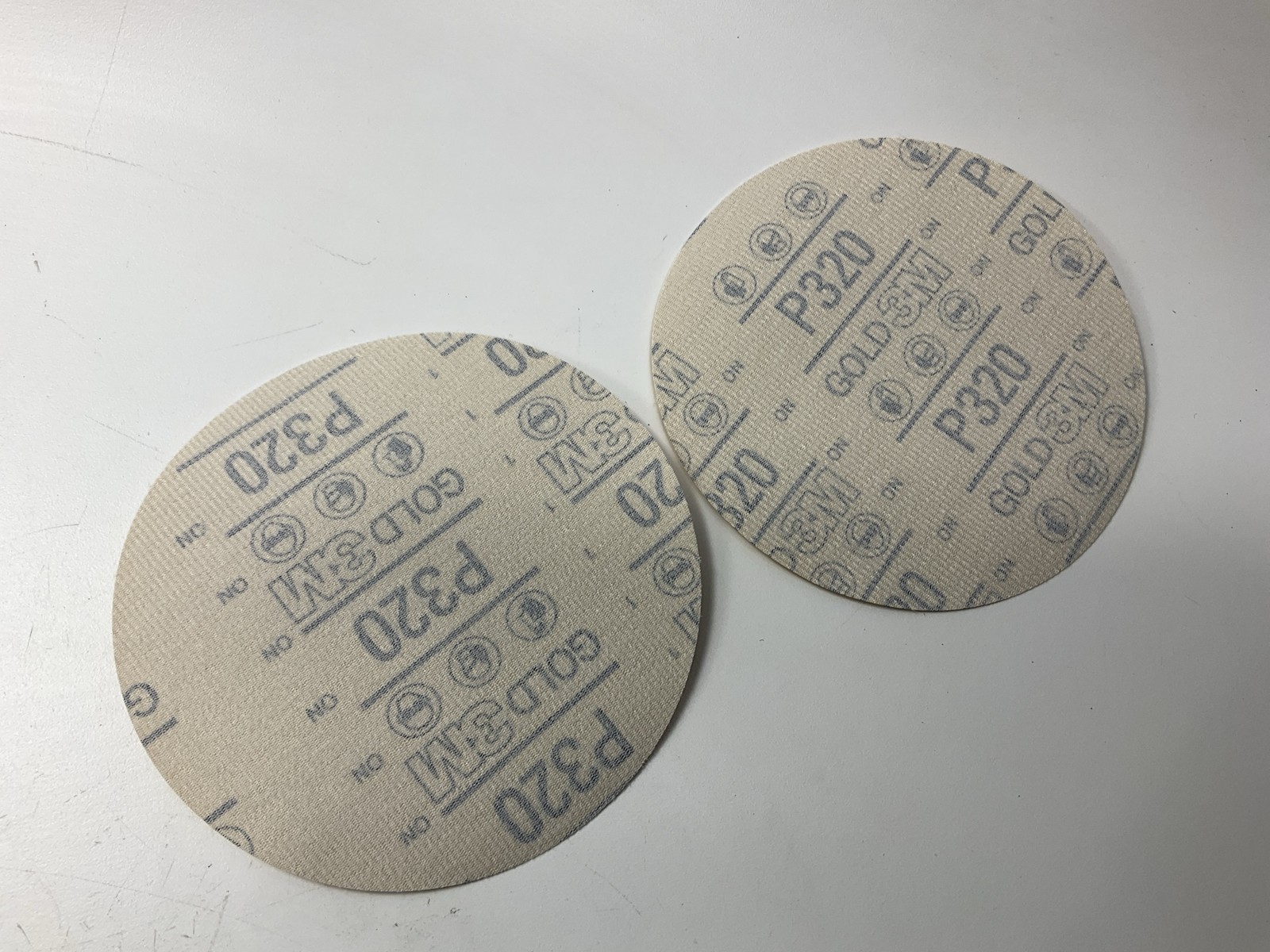 3M 00975 Gold Sanding Disc Hookit 216U 6 Inch P320A Grit (100 Discs/Box)