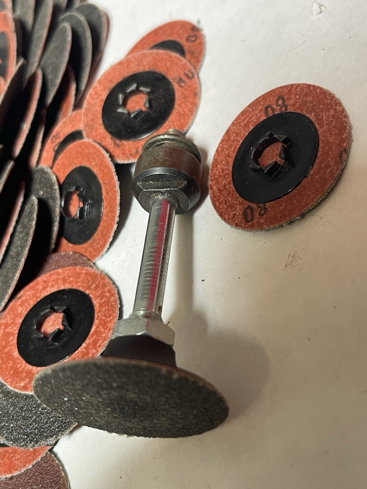 Assorted 1.5” Round Sanding Abrasive Paper Discs Quick-Change Sandpaper (26JL55)