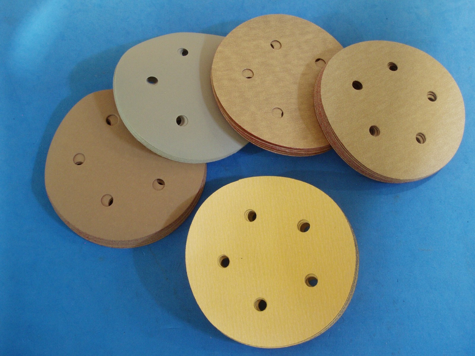 LOT OF 50 ASSORTED HOOK & LOOP 5″ SANDING DISCS 5 HOLE 280 400 500 600 1000 GRIT