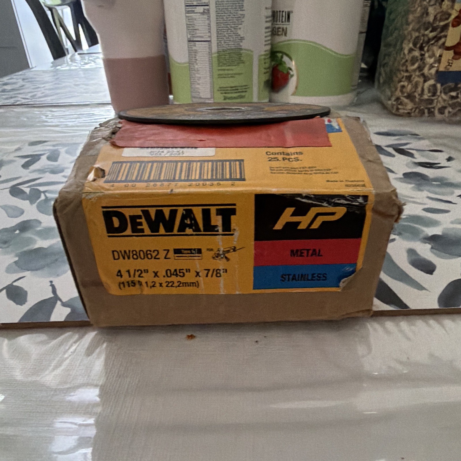 25 pack DEWALT DW8062 Z Metal/Stainless Cut-Off Wheels 4-1/2in x .045 x 7/8 25