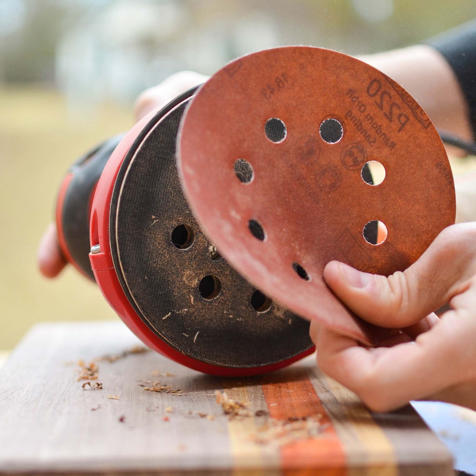 12 – Gator Hook & Loop Sanding Discs 120 Fine 5″ (127mm) Red Resin Vented Hole