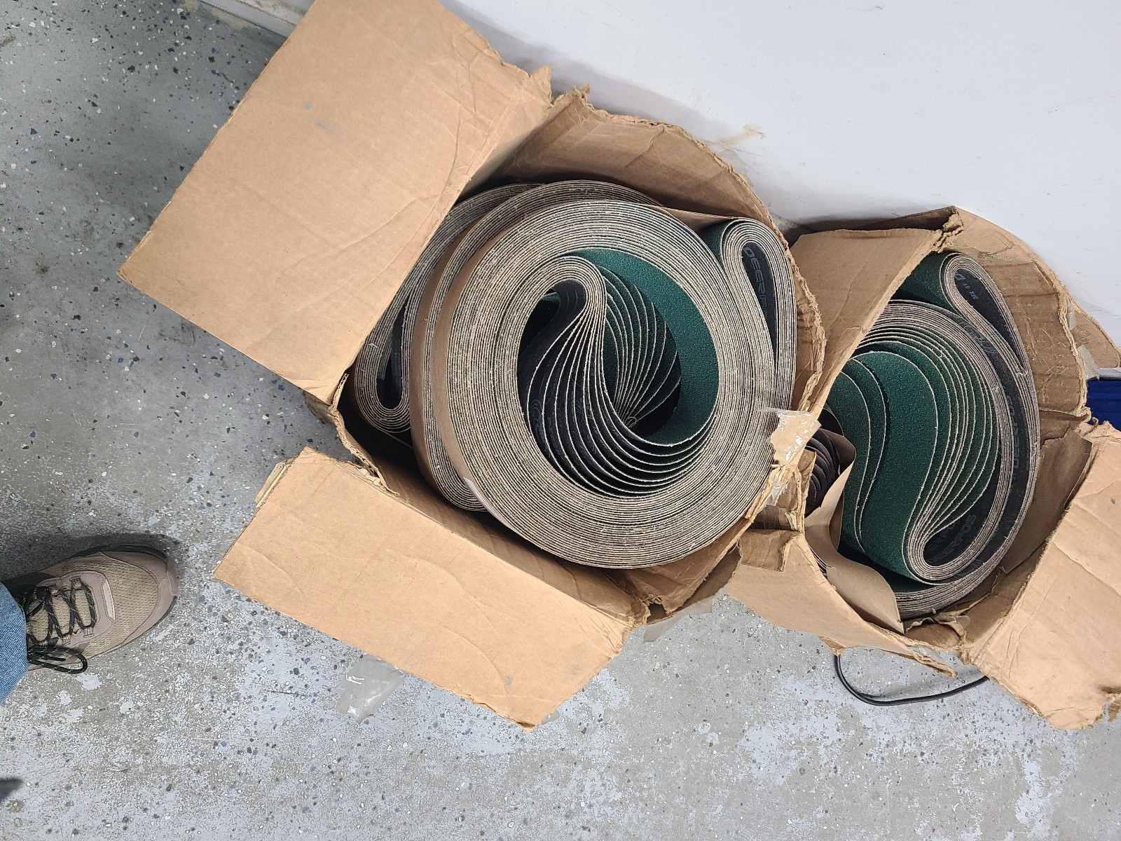 Pack of almost 100 brand new sanding belts 3″ wide x 120″ long Deerfos 40 grit