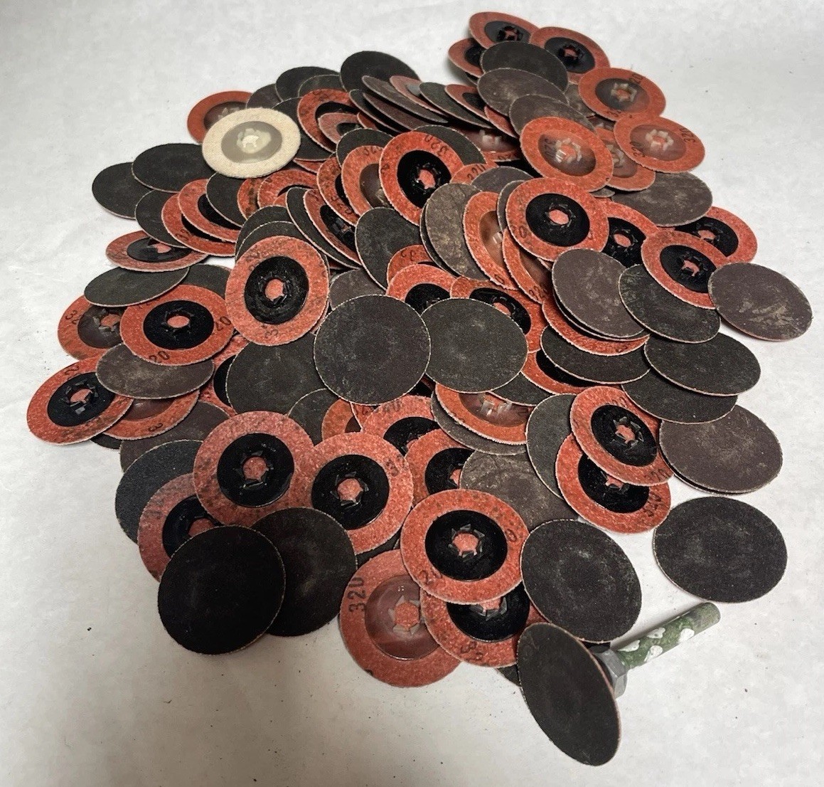 Assorted 1.5” Round Sanding Abrasive Paper Discs Quick-Change Sandpaper (26JL56)