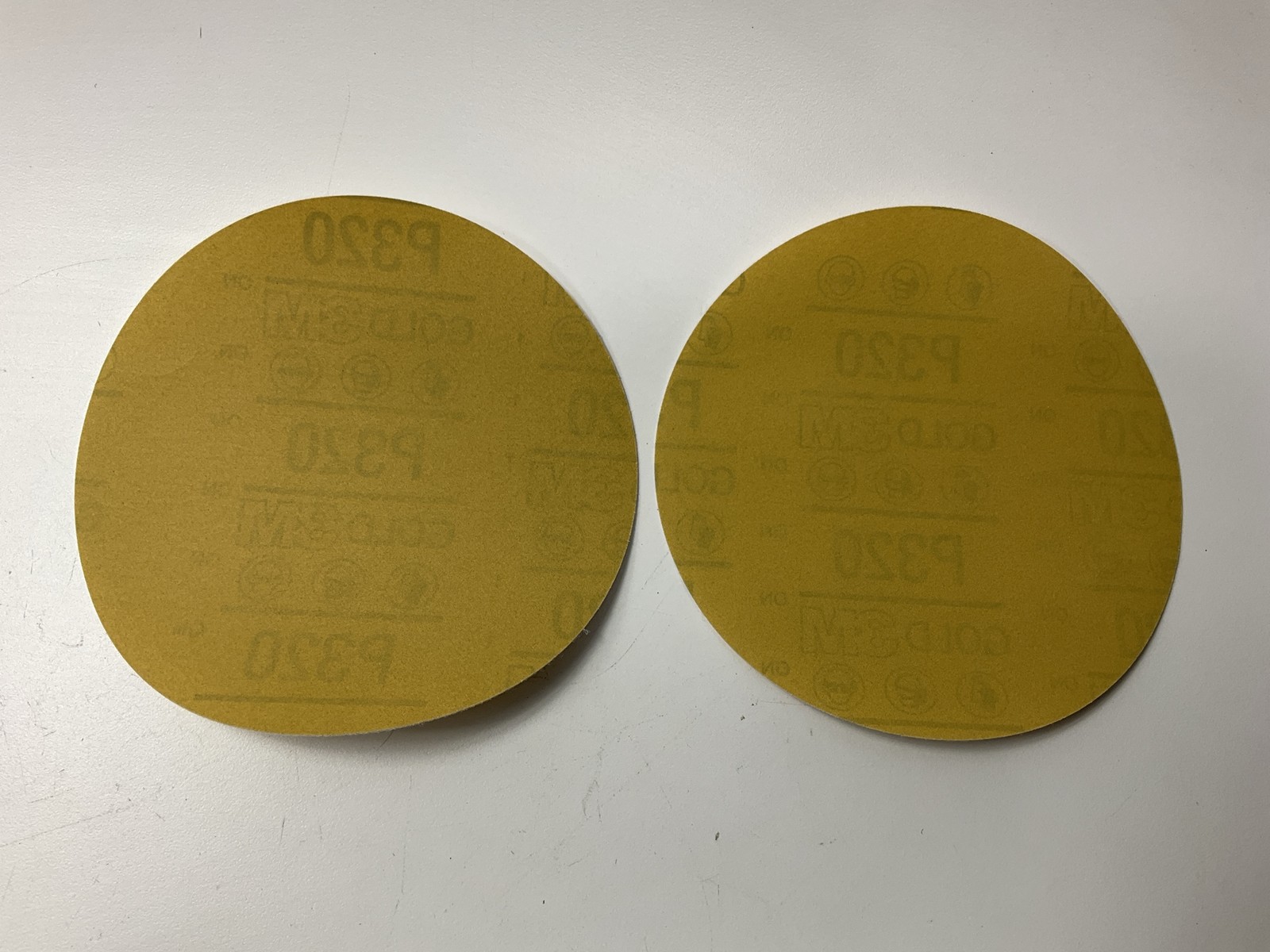 3M 00975 Gold Sanding Disc Hookit 216U 6 Inch P320A Grit (100 Discs/Box)