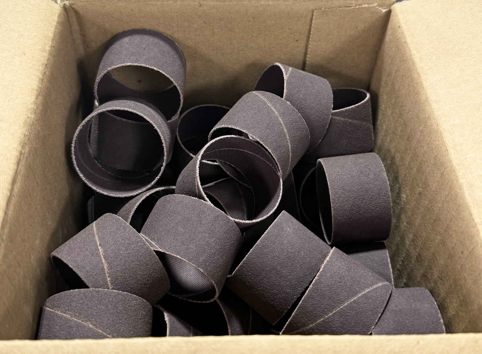 Superior Abrasives 1-1/2″ x 1″ Spiral No-Lap Bands 120 Grit Aluminum Oxide 50pk