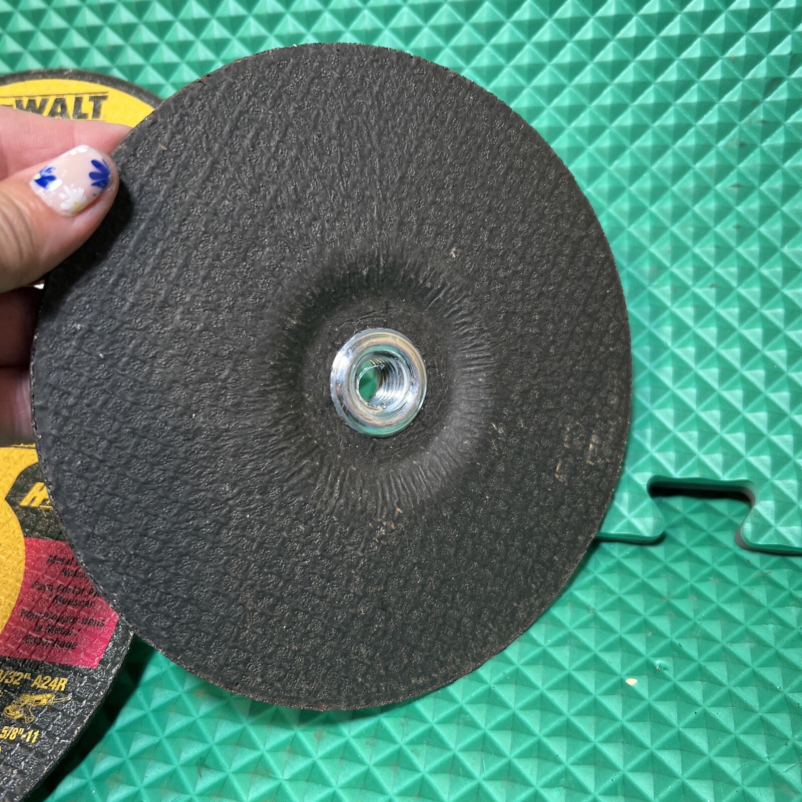 (Lot of 4) Dewalt DW8757 Circular Metal Cutting 7″ x 3/32″ x 5/8″-11 A24R Wheels