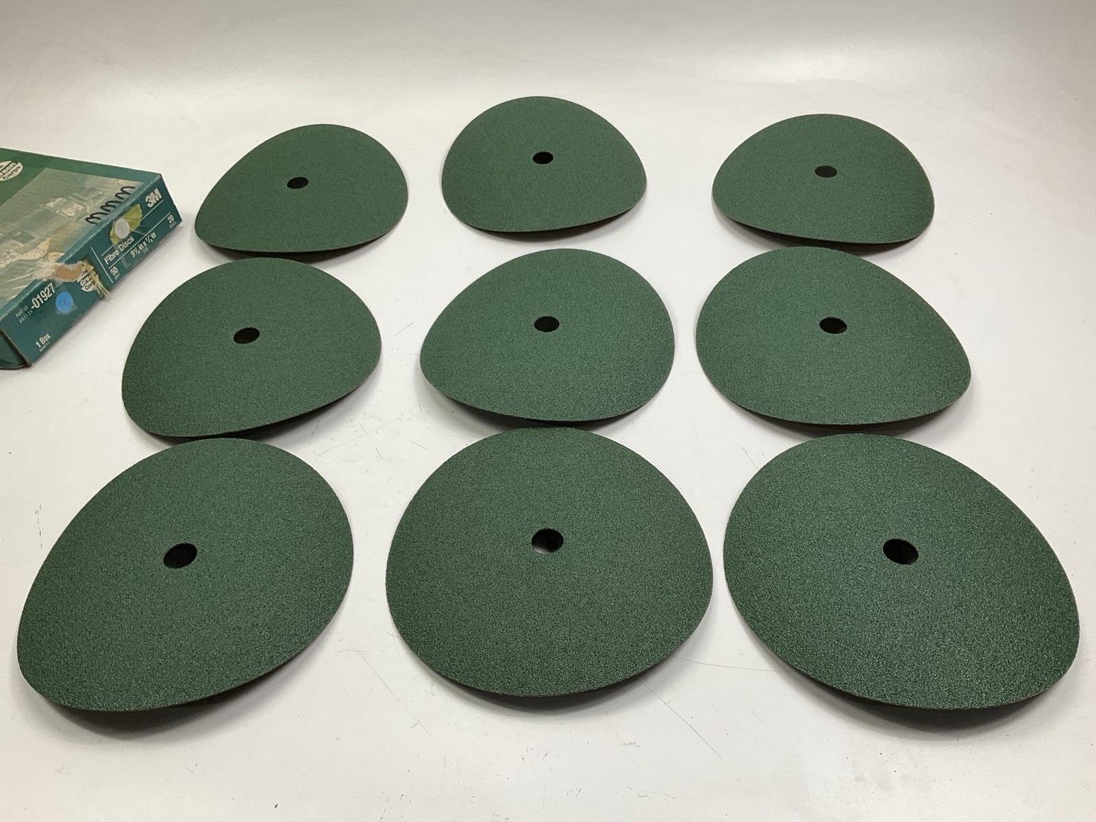 3M 01927 50 Grit Green Corps Fibre 9″ Sanding Disk – 9 Discs Total, As Shown