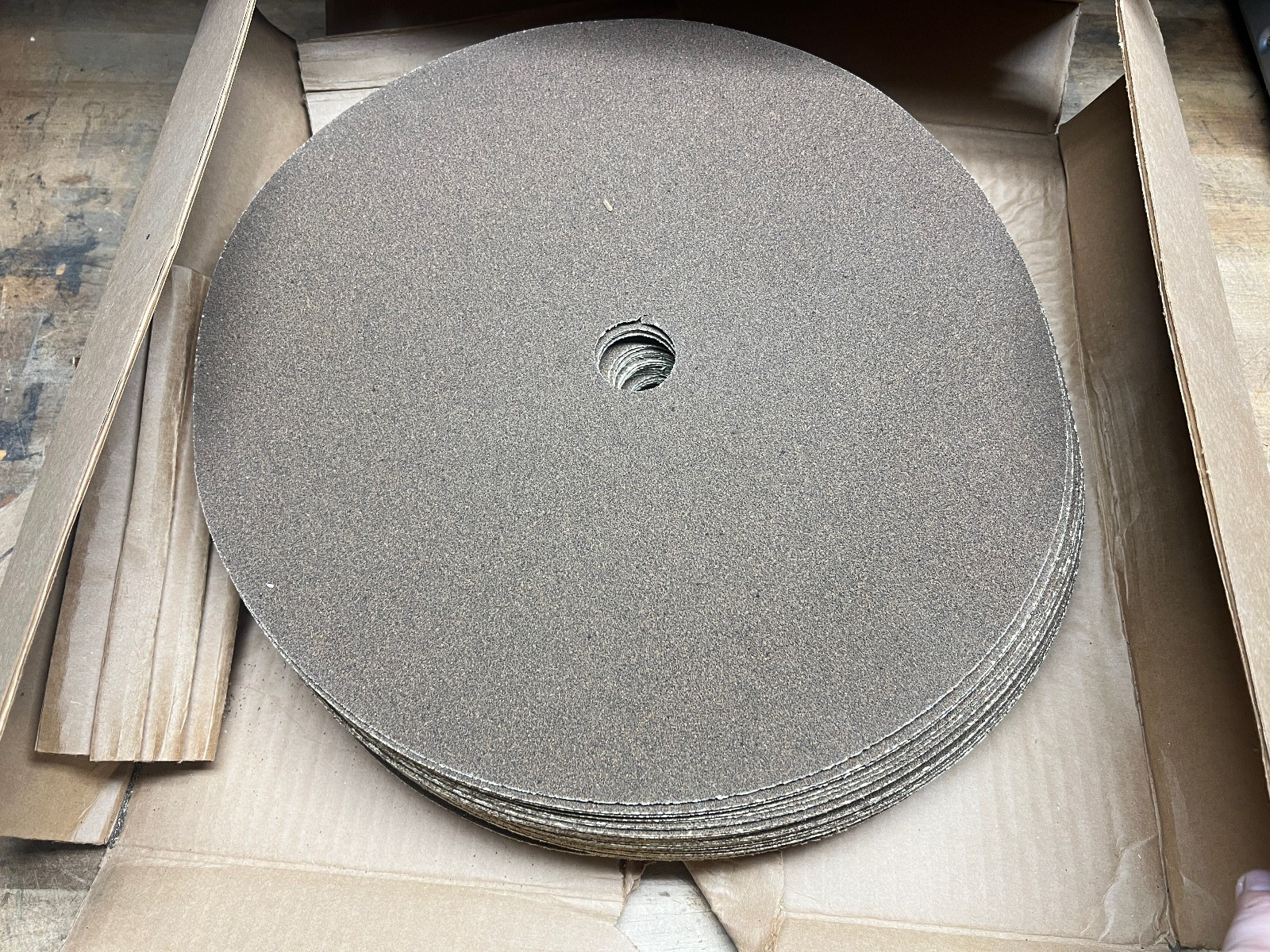 3M paper sanding discs 16″ x 1-1/4″ – 051144 – 40-E grade – 60 discs box full