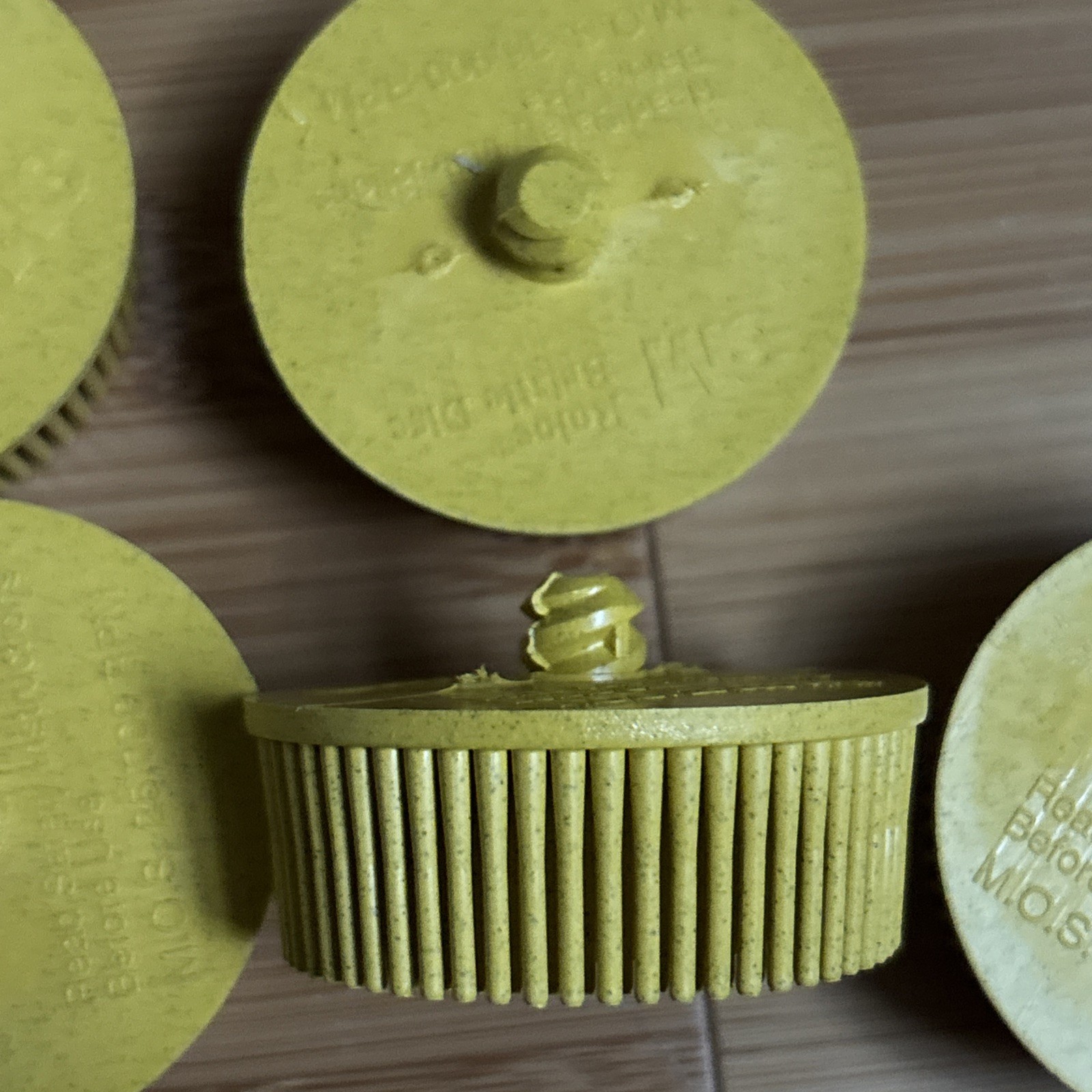 3M Scotch-Brite Roloc 2″ x 5/8″Tapered Medium Bristle Disc – Yellow 18732 9 piec