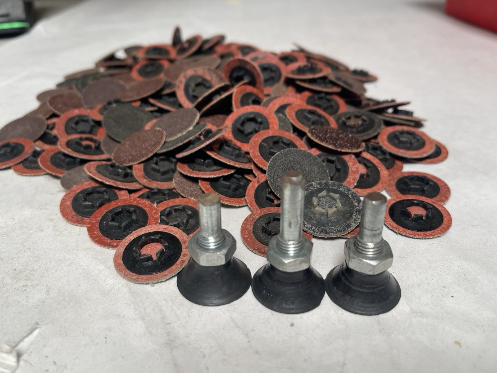 Assorted 1in Round Sanding Abrasive Paper Discs Quick-Change Sandpaper (26JL53)