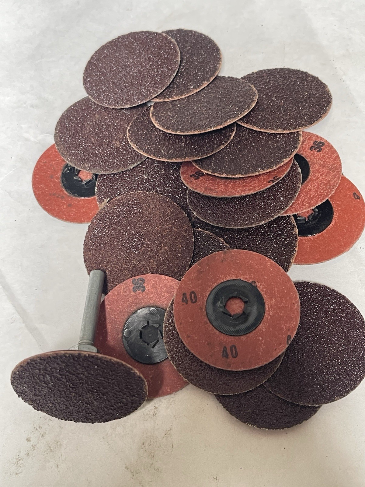 Assorted 2in Round Sanding Abrasive Paper Discs Quick-Change Sandpaper (26JL50)