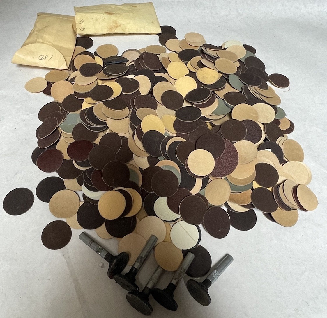 Assorted 1in Round Sanding Abrasive Paper Discs Self-Adhesive Sandpaper (26JL52)