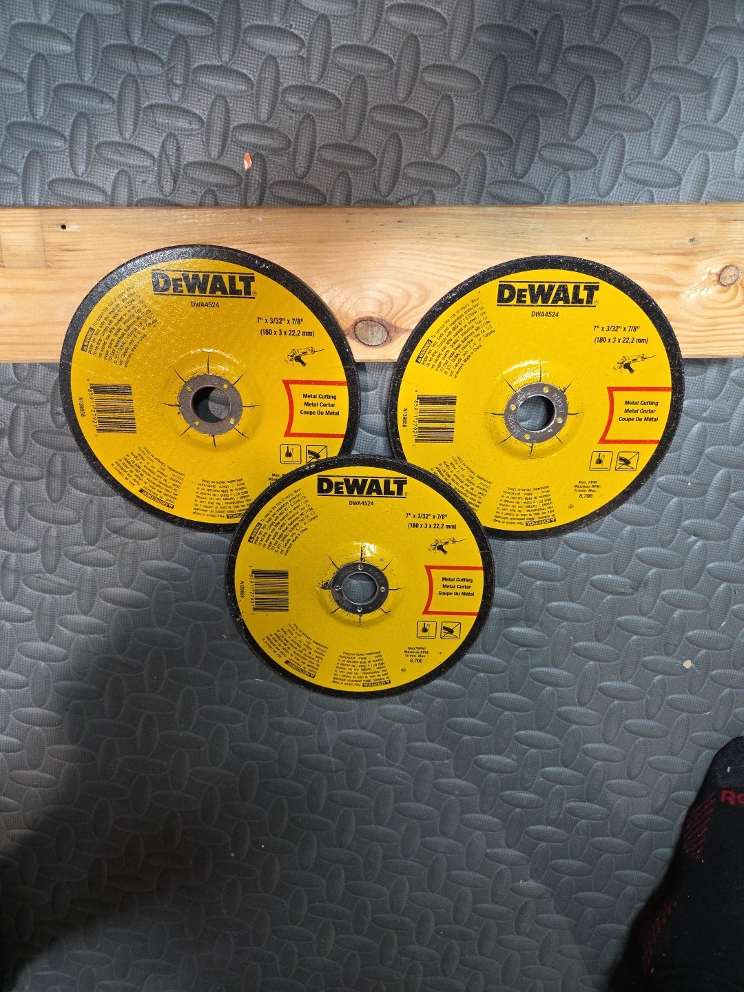 DEWALT DWA4524 7″ by 3/32″ x 7/8″ Metal Cutting Grinding Wheel 3 Pack