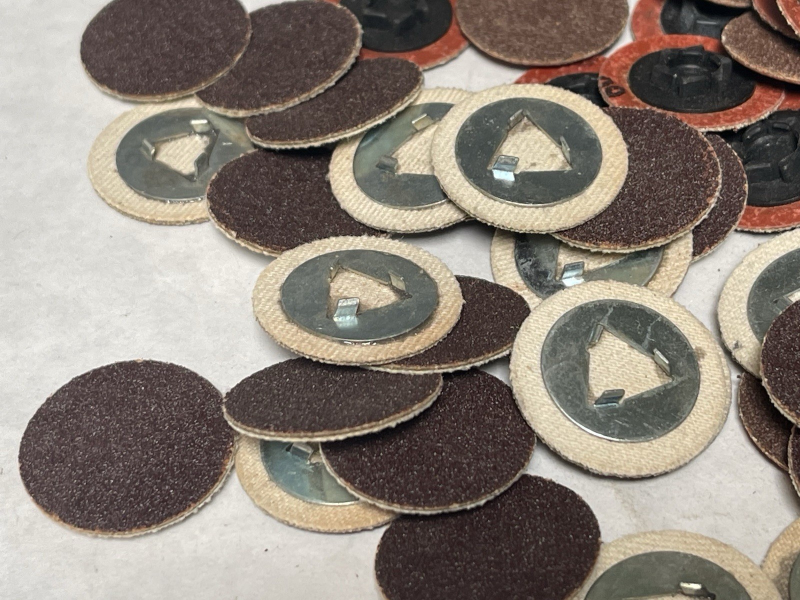 60 Grit 1” Round Sanding Abrasive Paper Discs Quick-Change Sandpaper (26JL61)