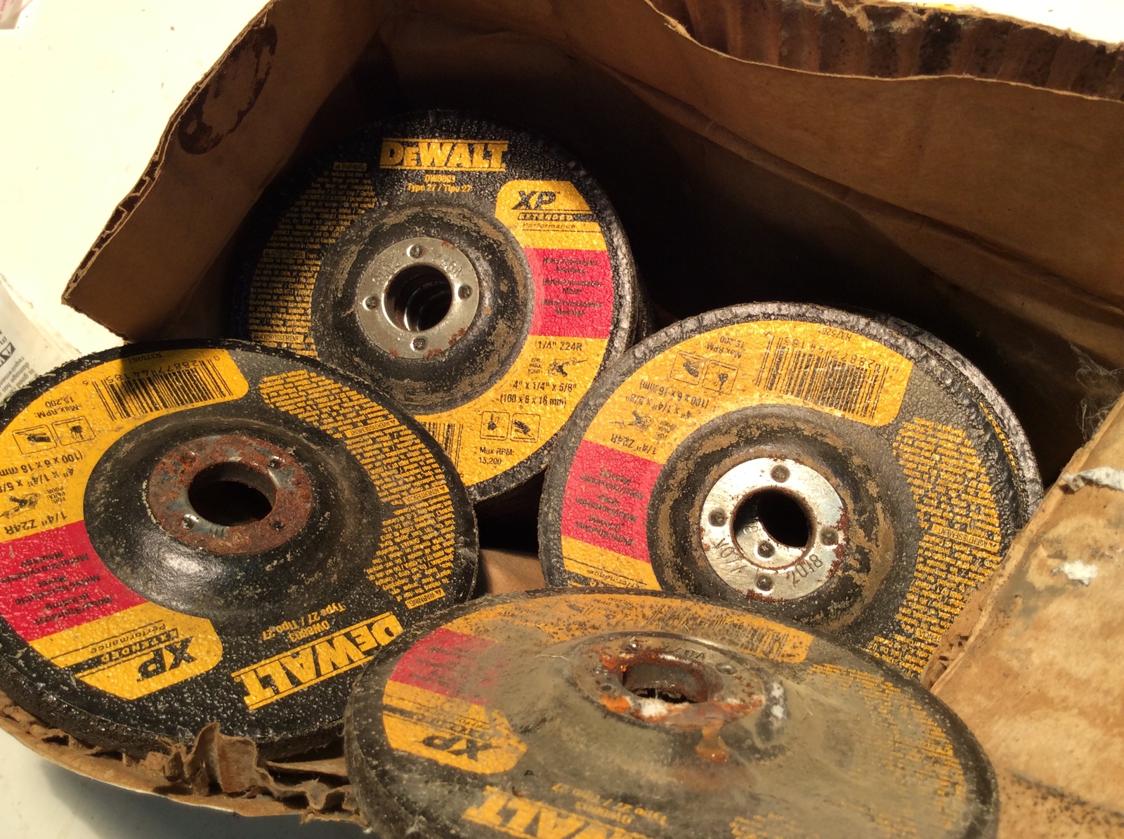 25 pc DeWalt DW8803 4″ x 1/4″ x 5/8″ Metal Grinding Disks, New