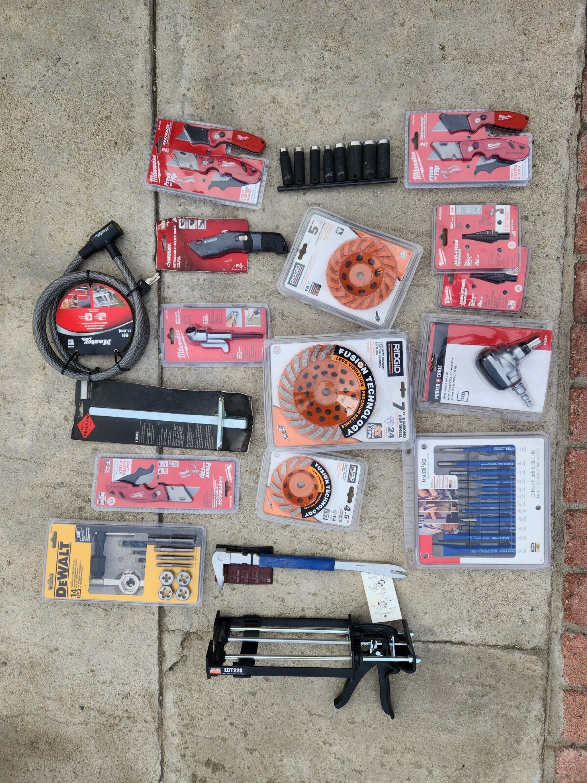 Lot of construction tools and accessories (Chiesel Kit, Compact Knife Sets, More