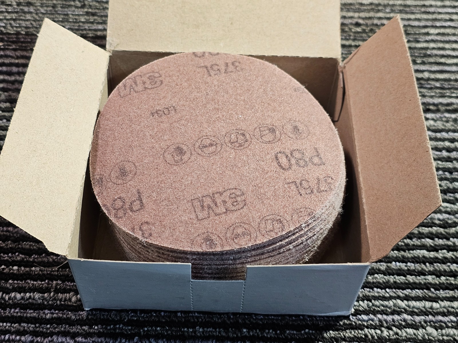 (QTY 250) 3M 7100305426 Hookit 5″Diameter 375L P80 Grit Aluminum Oxide Film Disc