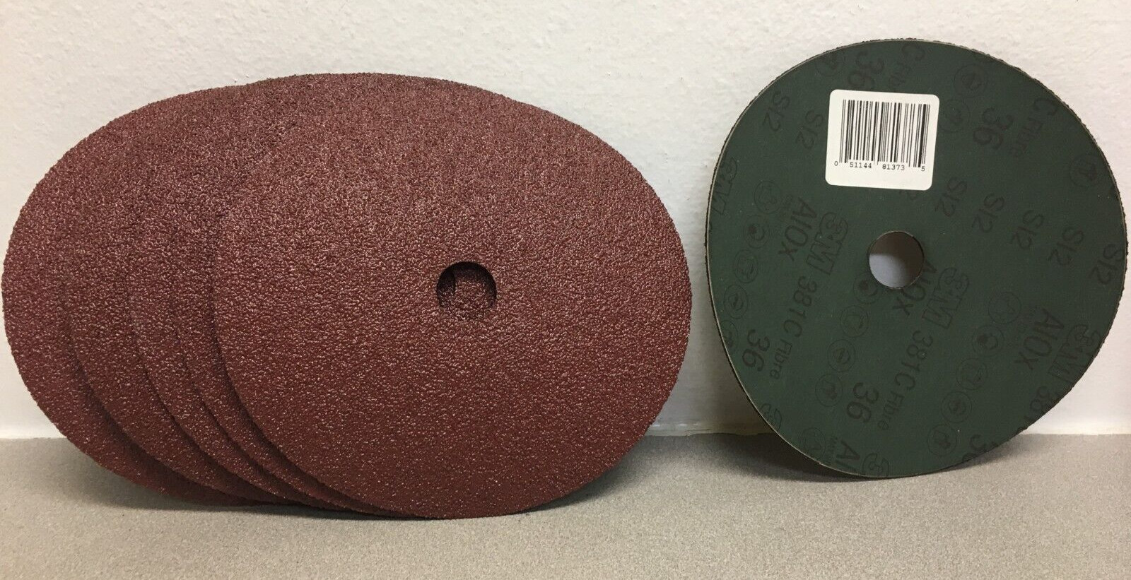 3M 81373 7 in. Aluminum Oxide Center Mount Fiber Disc 36 Grit Extra Coarse 6 pk