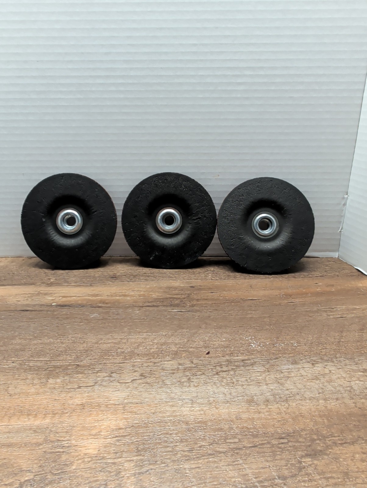3 DEWALT Elite Series 5″ Grinding Wheels DWA8915FH 5/8″-11 Threaded Hub