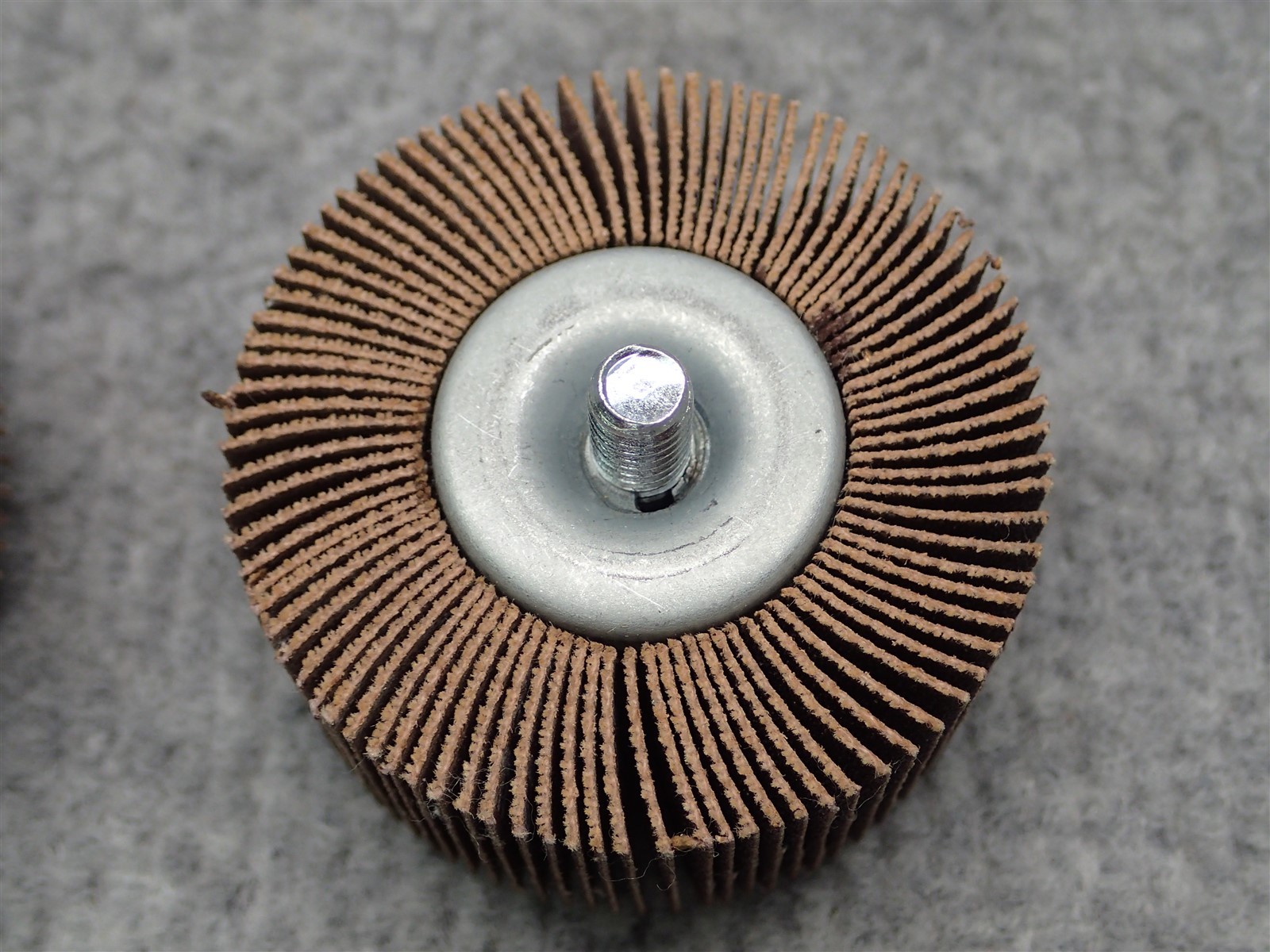 New BOX OF 10 MERIT ABRASIVES FLAP WHEEL, 2″ 120 grit 1/4″-20 Threaded W15