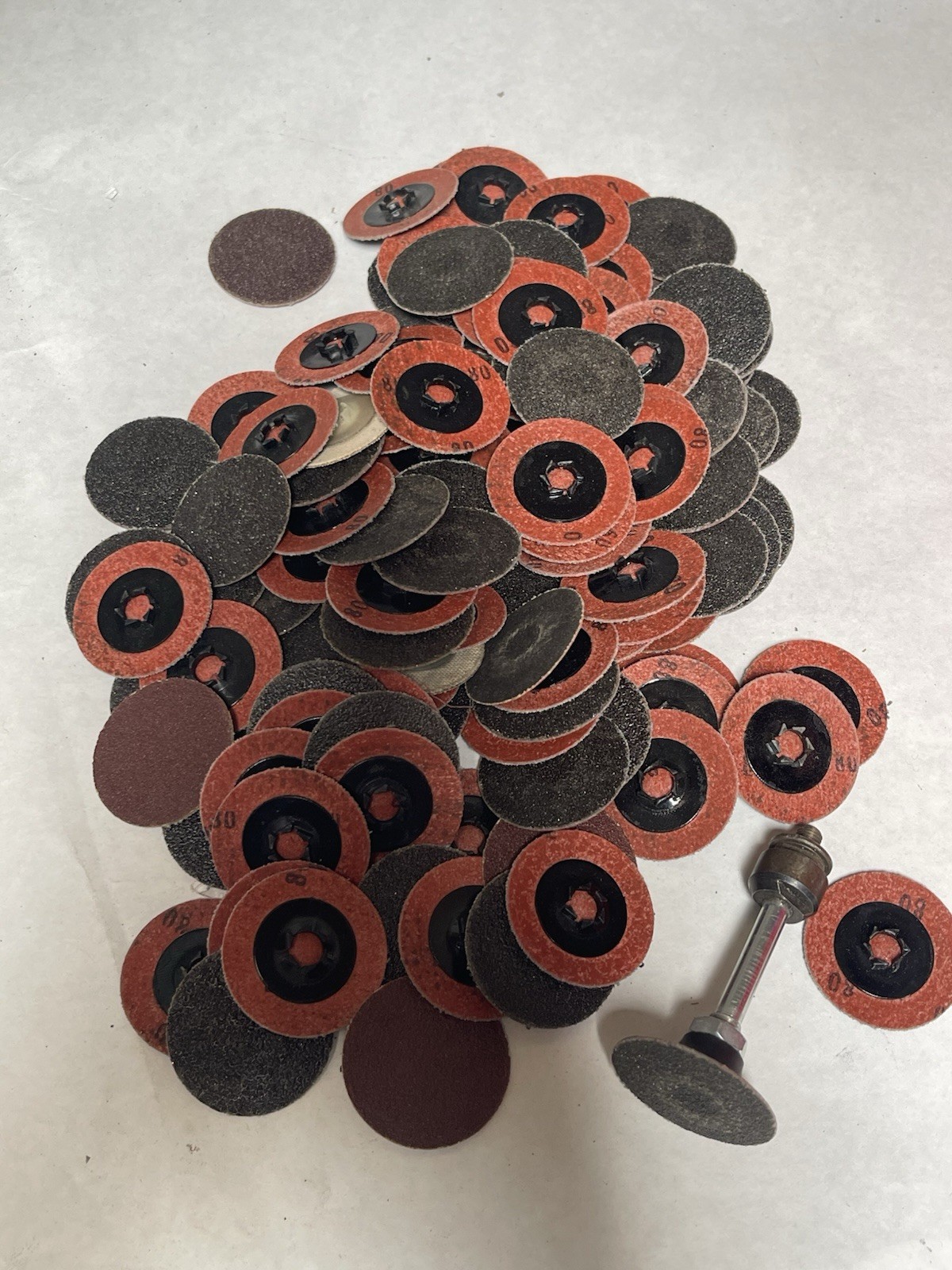 Assorted 1.5” Round Sanding Abrasive Paper Discs Quick-Change Sandpaper (26JL55)