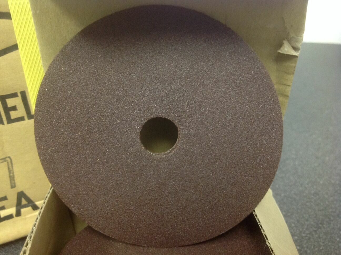 VARIOUS 4″x 5/8″ AA120, AA80, AA50 Sanding Grit Discs See Variations 25 EACH